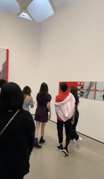 欧阳娜娜国外与好友喝下午茶,与神秘男 排排坐 气氛超暧昧