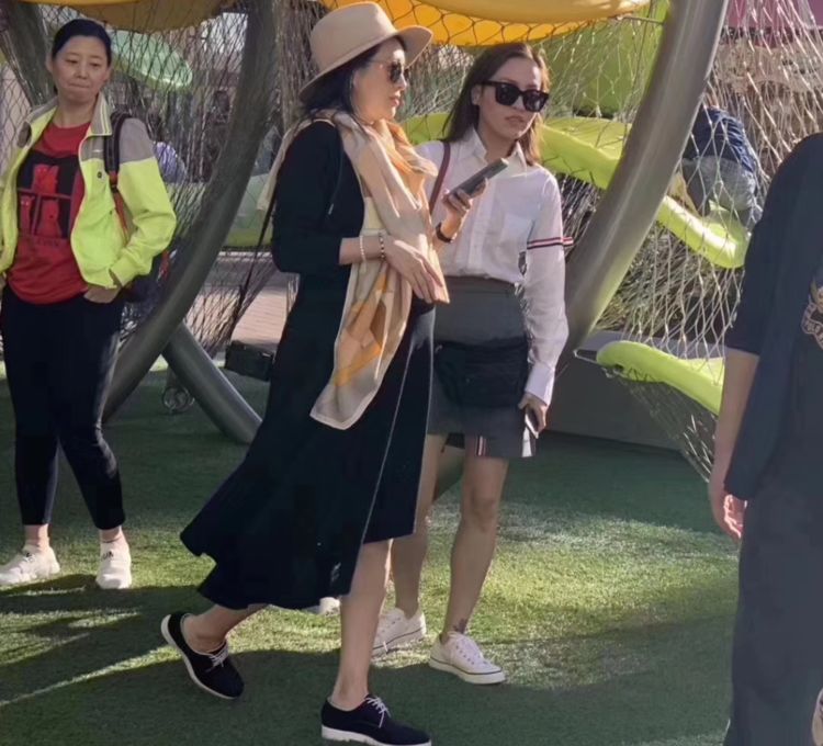 章子怡现身美国被拍,临近产期孕肚明显,陪在身边的却不是汪峰