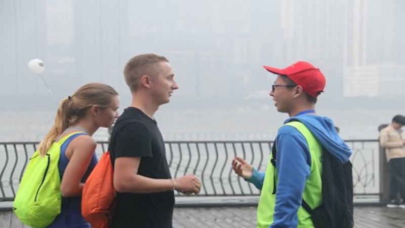 重庆大学300名志愿者助力重庆国际马拉松开跑 